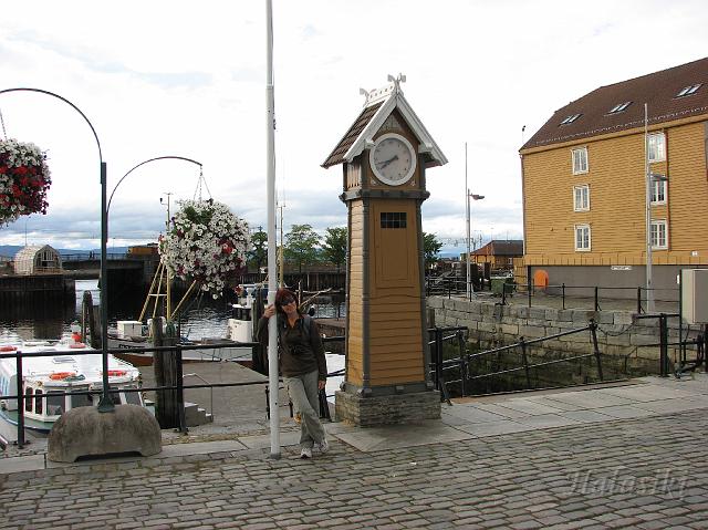 Norwegia (1605).JPG - Trondheim - Ravnkloa (zegar przy targu rybnym)